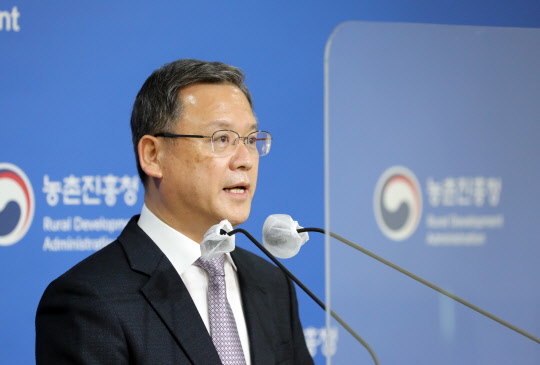 김두호 농촌진흥청 차장이 12일 전북 전주시 농촌진흥청 기자실에서 '2050 탄소중립 실현 농업기술 개발과 현장보급 추진전략'에 대한 정책브리핑을 하고 있다. <연합뉴스>